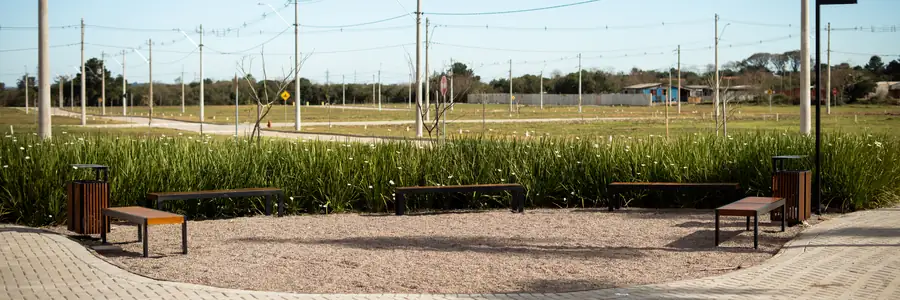 Praça do ARBO Village Park com bancos e paisagismo