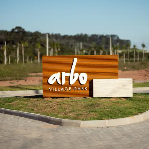 Entrada do ARBO Village Park com o totem do empreendimento